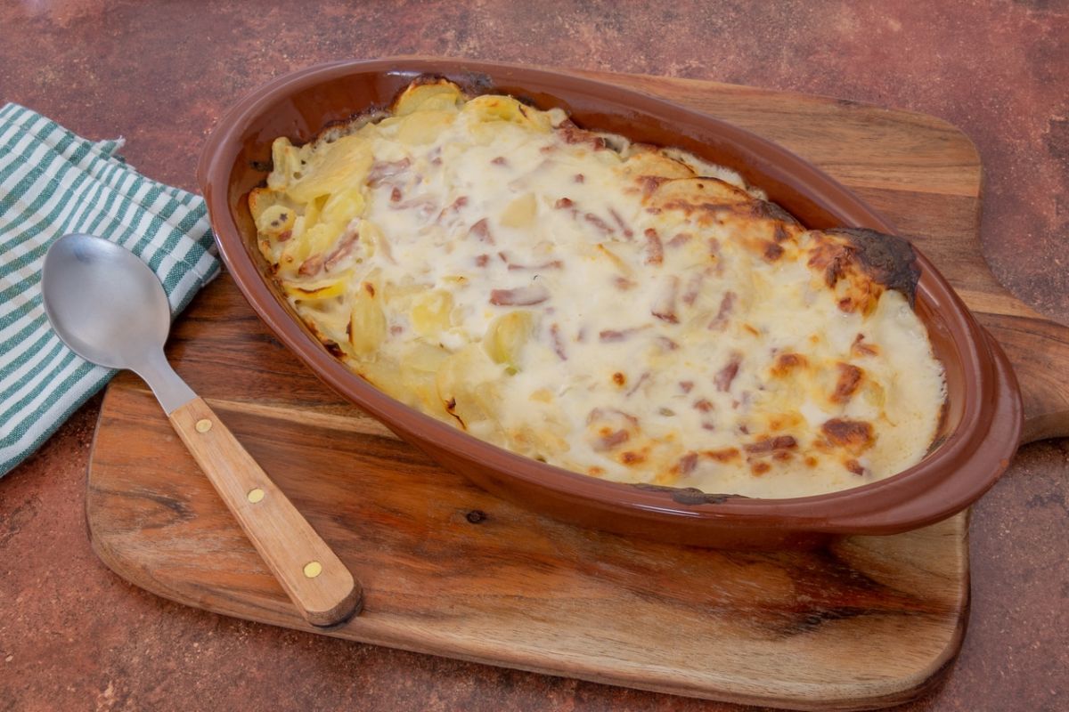 redécouvrez la péla : l'ancêtre savoyard de la tartiflette qui fait son grand retour