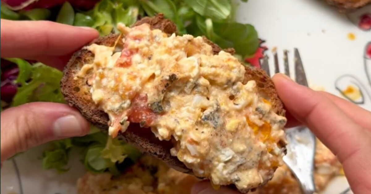 La recette express de feta rôtie, tomates et œufs pour un déjeuner savoureux