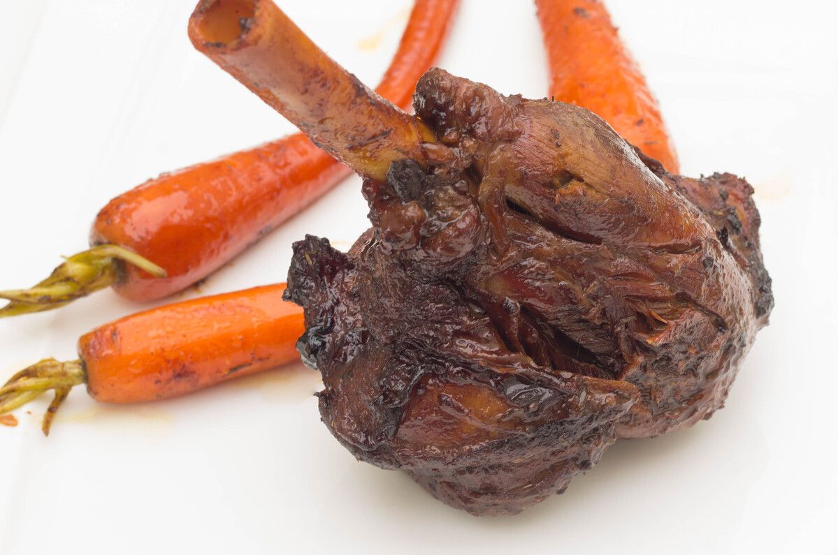 Savourez des souris d’agneau confites et pommes de terre vapeur pour un festin inoubliable