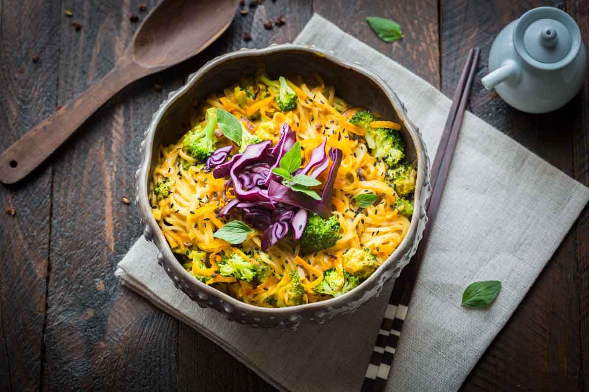 Découvrez la recette savoureuse des nouilles de riz aux légumes et sauce coco-curry