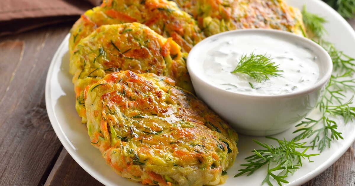 Revisitez les galettes de courgettes avec une touche de halloumi
