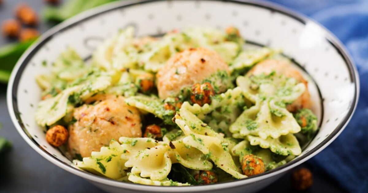 Pâtes froides d’été : une recette gourmande aux boulettes et à la sauce yaourt