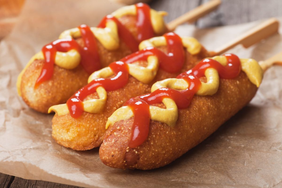 Lundi gourmand : découvrez la recette facile des corn dogs pour toute la famille