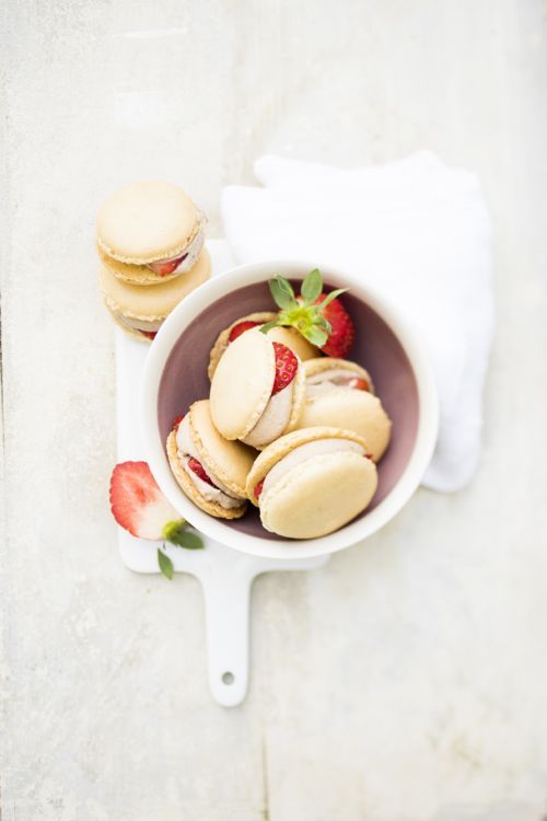Macaron amande-fraise fleur d’oranger