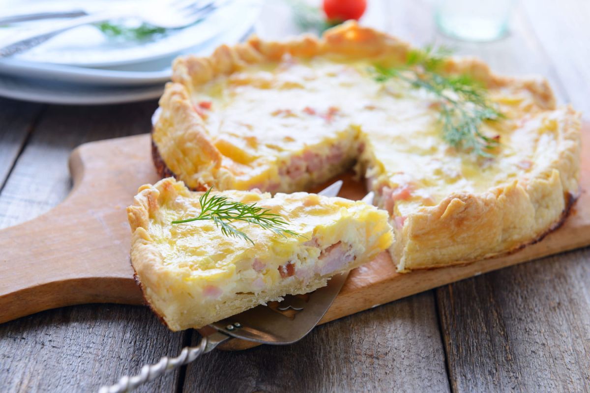 La quiche lorraine parfaite : astuces pour une garniture légère et bien gonflée