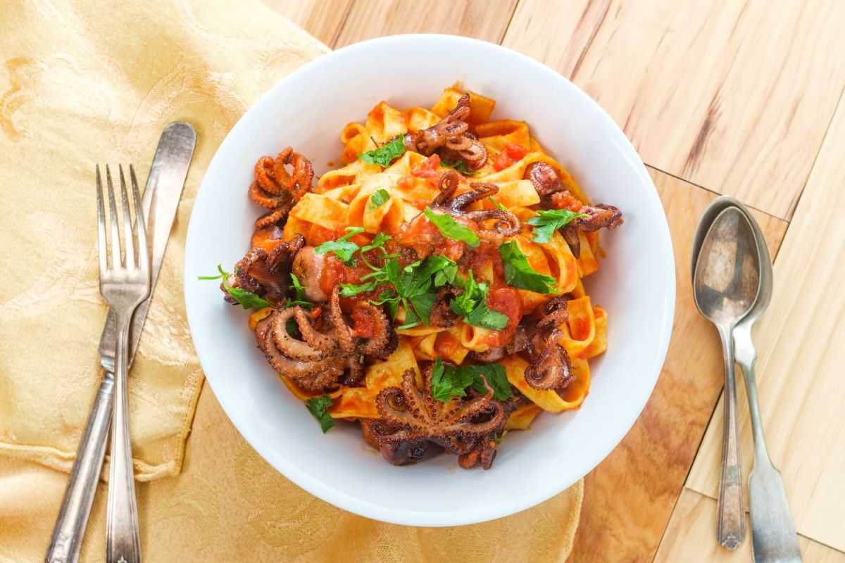 Linguine aux calamars et sauce à la saucisse de Cyril Lignac