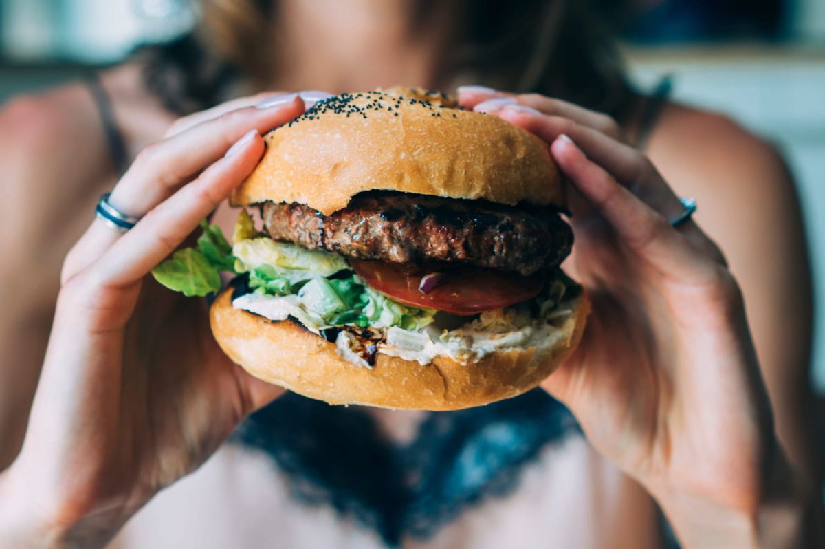 Comment déguster un burger sans désordre : les astuces à connaître