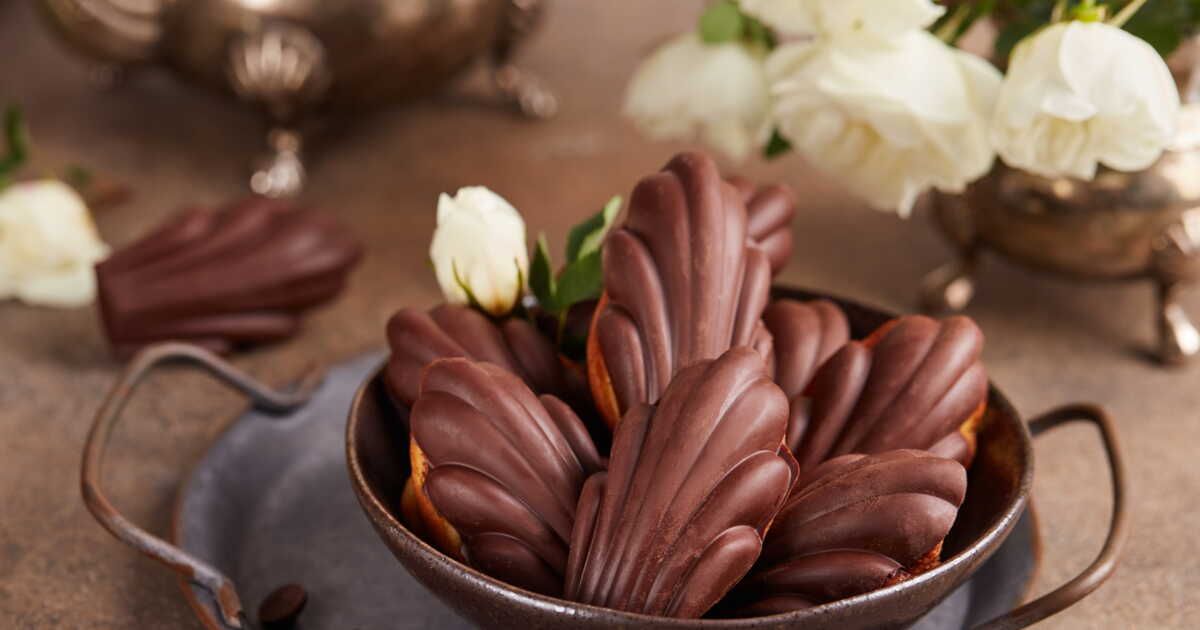 Cyril Lignac révèle ses madeleines en chocolat : un délice moelleux