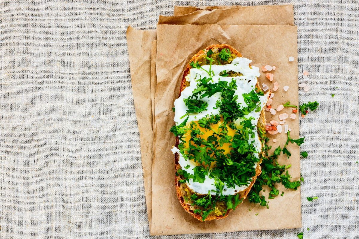 Les pesto eggs : le plat tendance qui réinvente le brunch
