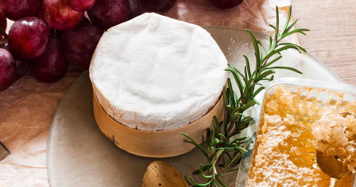 Un apéritif festif : création gourmande de sapins de camembert