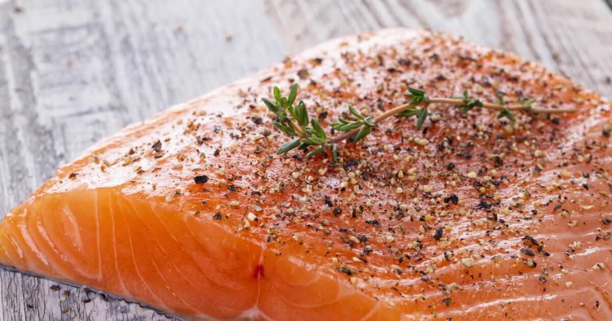 Découvrez la recette de saumon mariné de Cyril Lignac aux saveurs tropicales