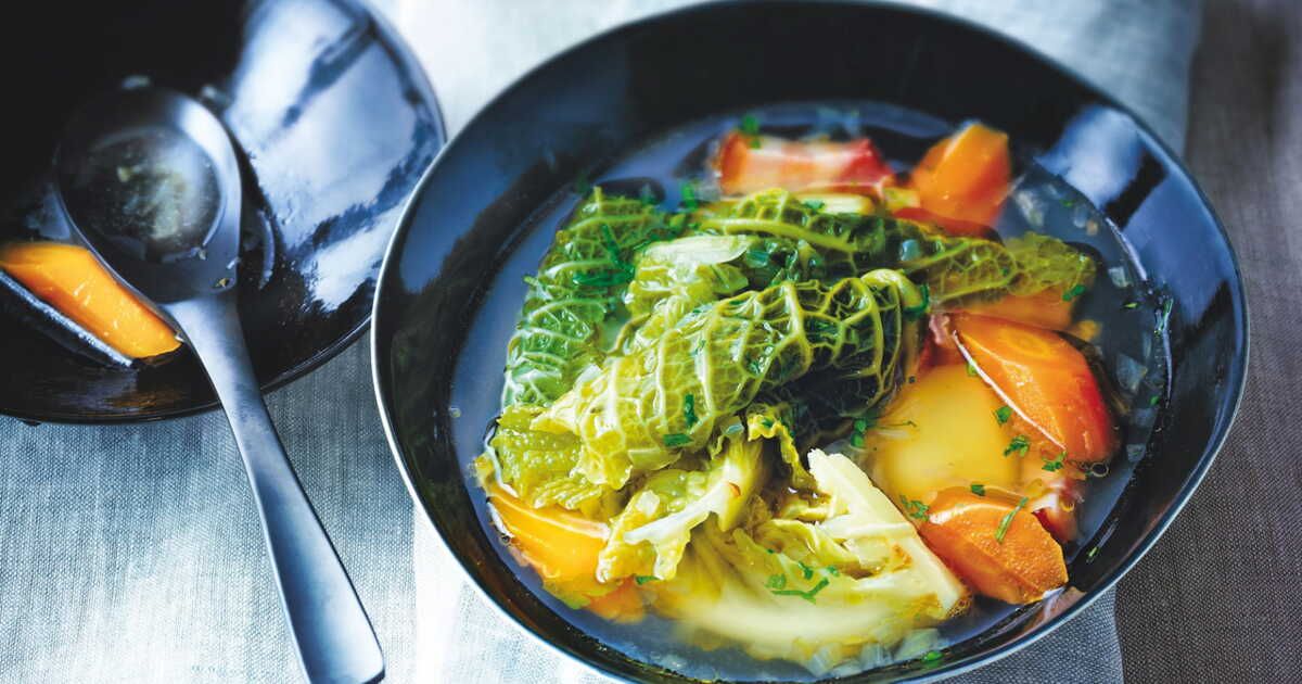 Une potée légère de chou au lard pour régaler vos papilles