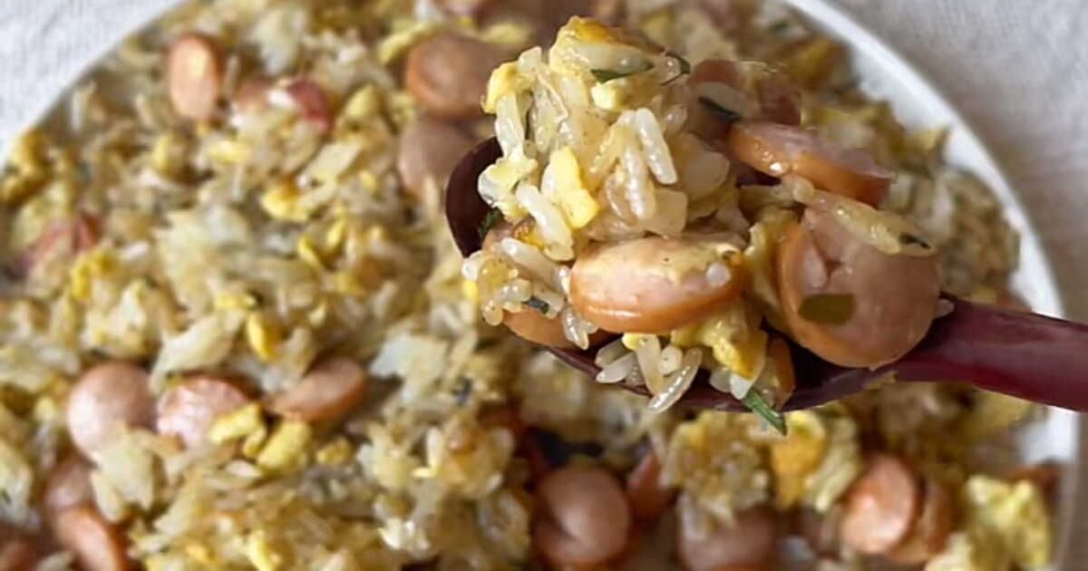 Un riz sauté aux saucisses pour un dîner express et savoureux