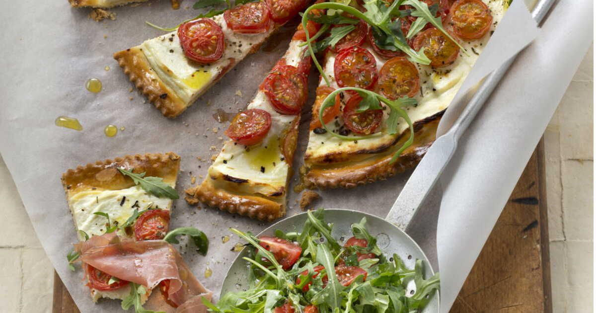 Une tarte sucrée-salée aux tomates cerises et roquette : un délice à savourer