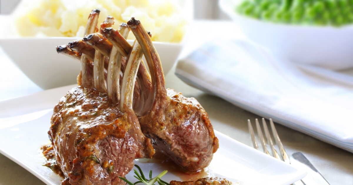 Savourez un carré d’agneau : idées recettes pour un repas de Pâques en famille
