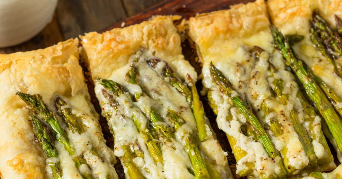 Une tarte fine aux asperges vertes et au brie : la recette idéale pour le printemps