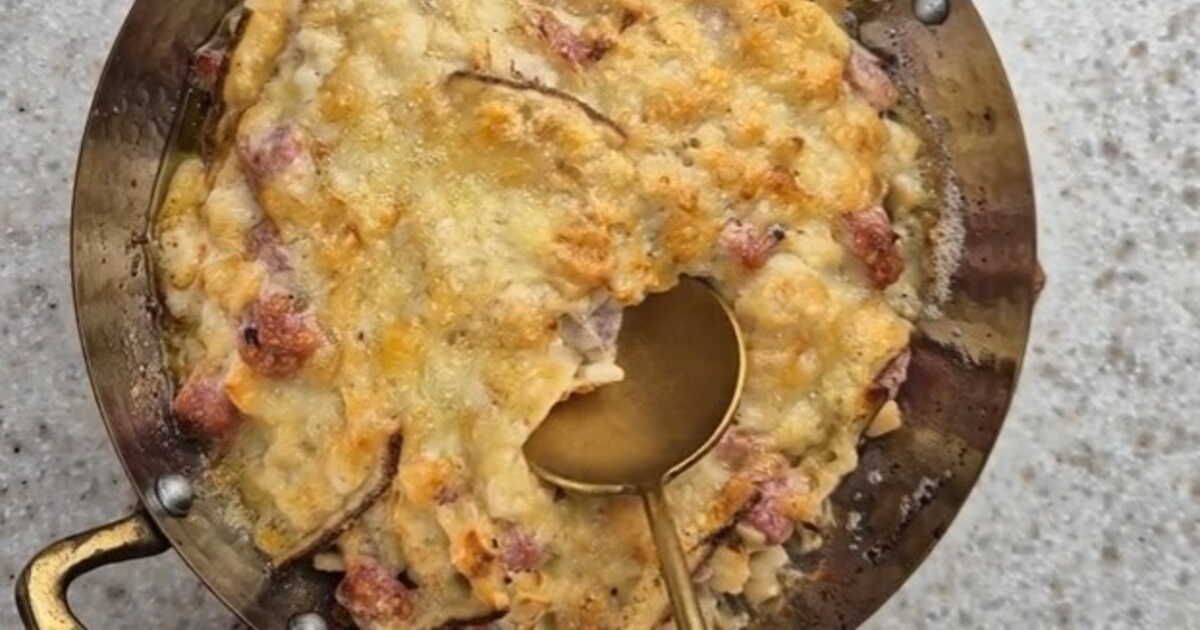 Un gratin savoureux de crozets à l'Abondance, pour un hiver réconfortant