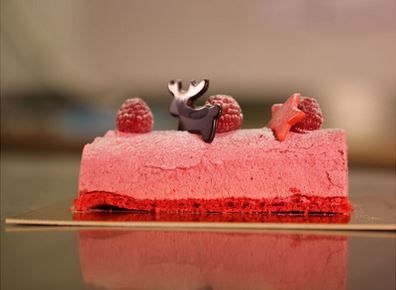 Un délice festif : la bûche de Noël à la framboise d'Arnaud Delmontel