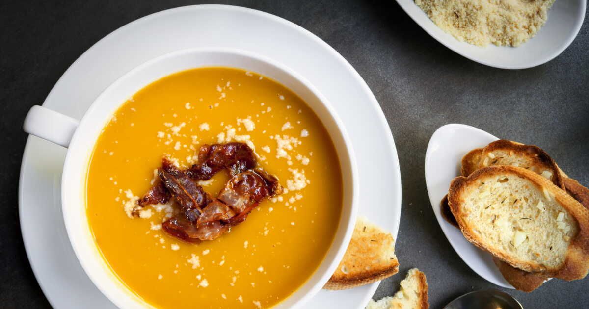 Une entrée de Noël raffinée : Saint-Jacques au jambon et purée de butternut