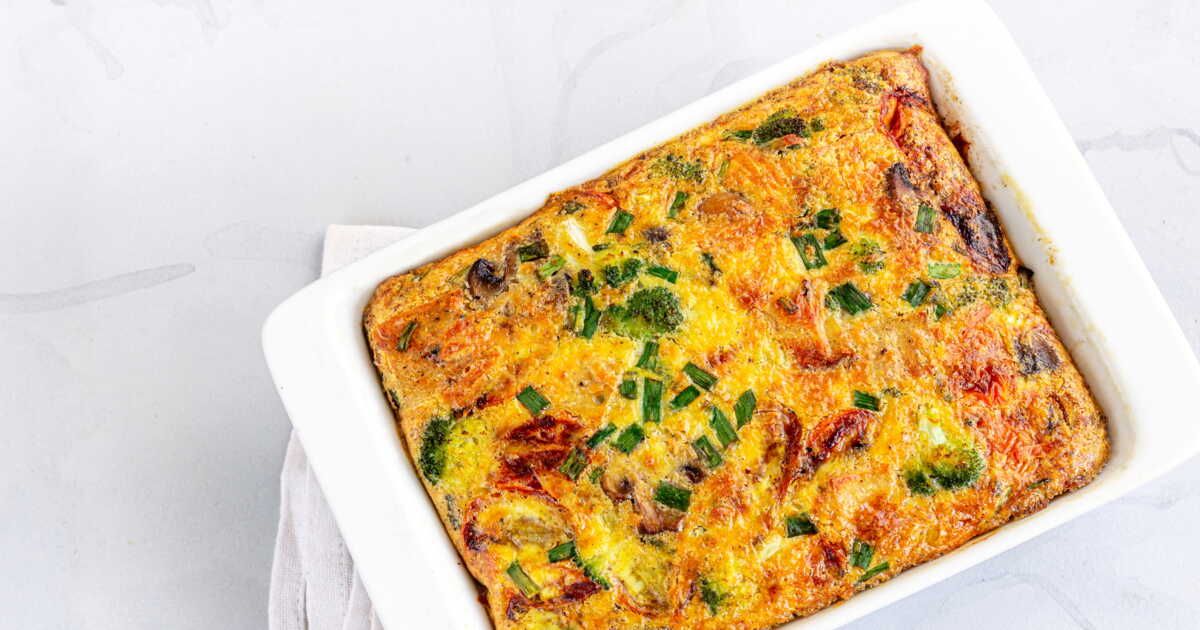 Une quiche sans pâte au pesto et jambon cru pour un repas en famille simplifié