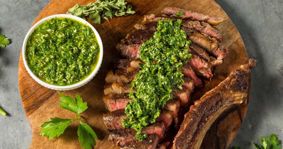 Dégustez la sauce chimichurri : un essentiel des grillades argentines