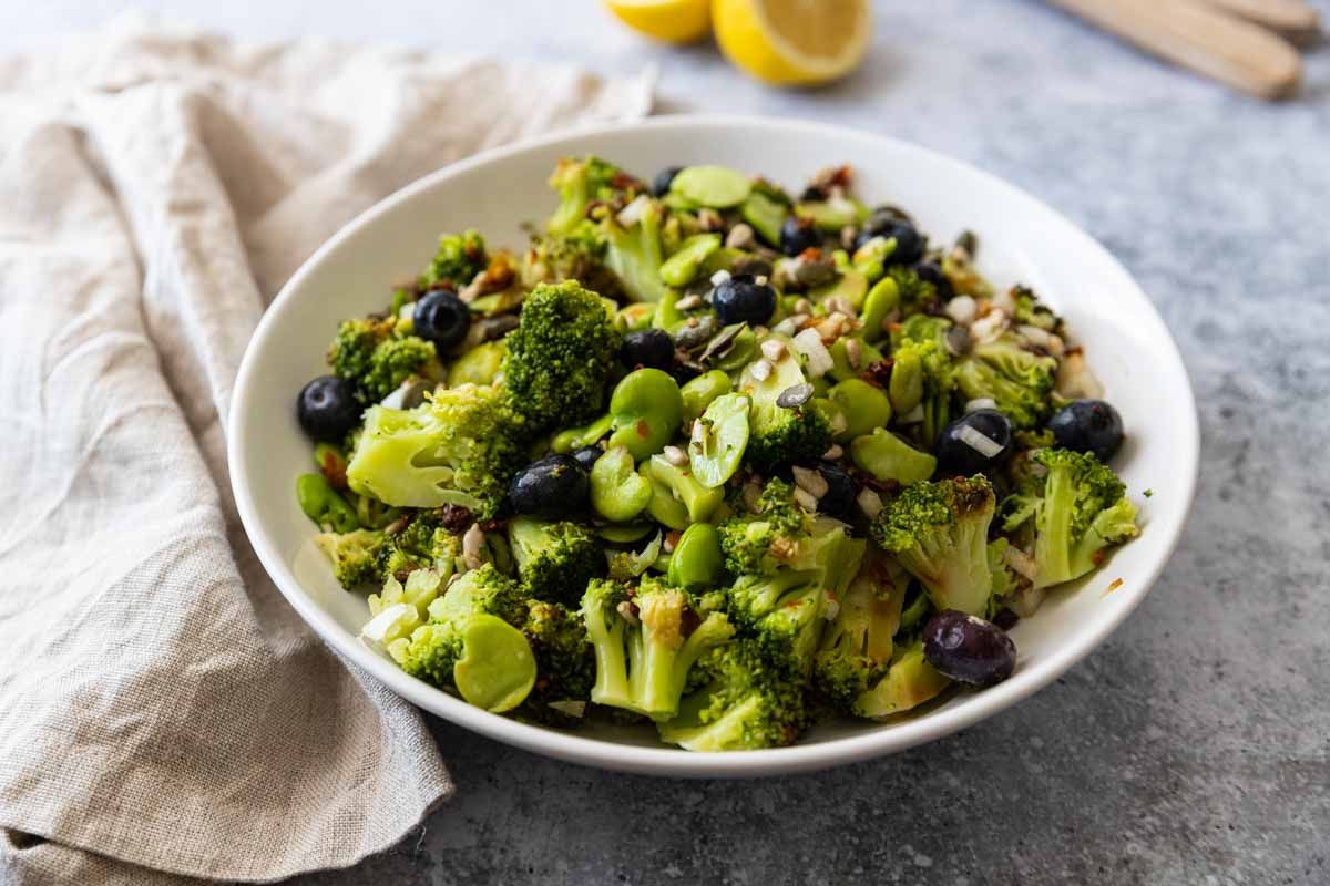 Salade de brocolis au citron & myrtilles