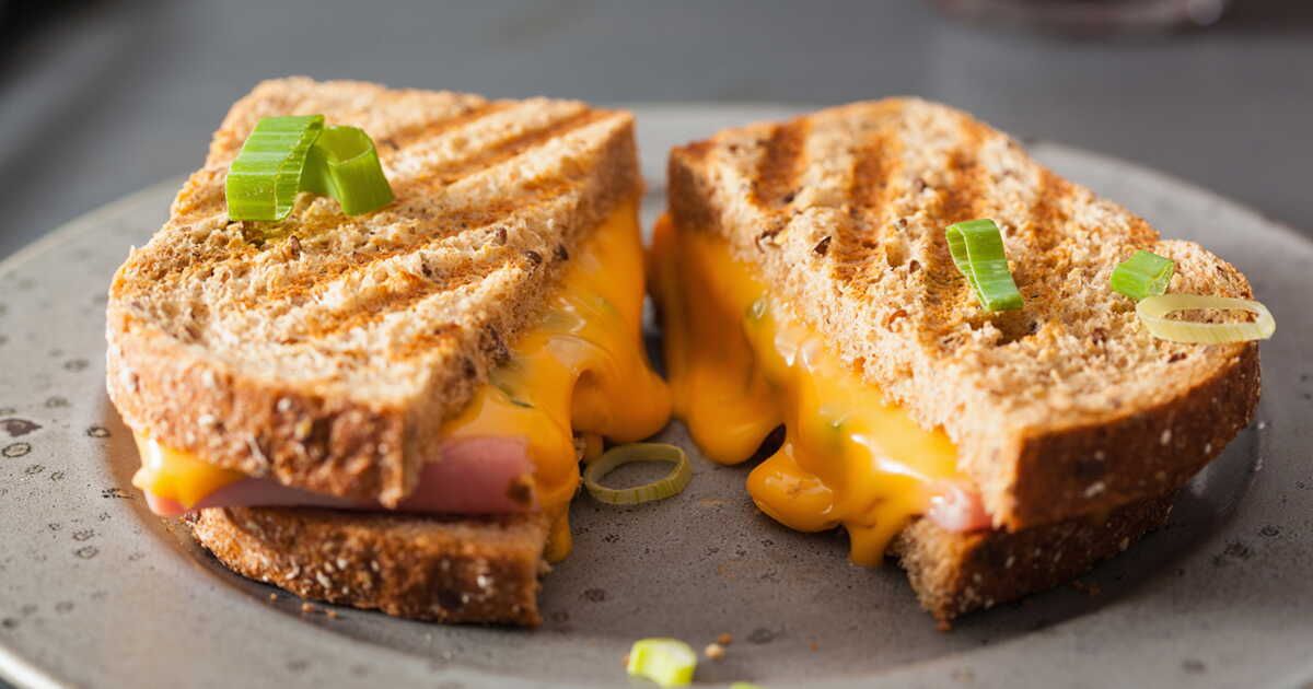 La recette irrésistible du croque-monsieur au cheddar et mozzarella