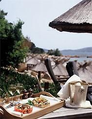 Des tables entre ciel et mer