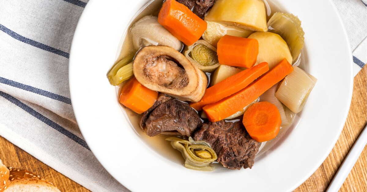 Cyril Lignac dévoile sa recette de pot-au-feu pour des soirées cocooning